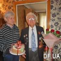 Bouquet of 11 white and red roses - Photo 2