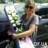 White roses in a long box - Photo 1