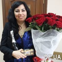 Beautiful bouquet of scarlet roses - Photo 1