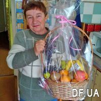 Fruits in a gift basket - Photo 2