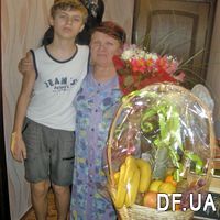 Basket with fruits and champagne - Photo 3