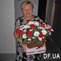 Basket with fresh flowers - Photo 1