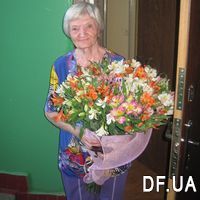 Beautiful bouquet of alstroemerias - Photo 1