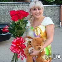 Red roses on a long leg - Photo 1