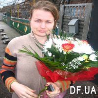 A small bouquet of flowers - Photo 2