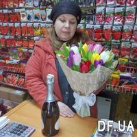 Beautiful bouquet of bright tulips - Photo 1