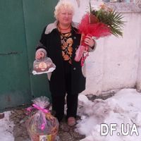 Bouquet of flowers, cake and fruit basket