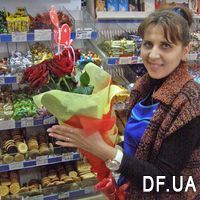 Bouquet of red roses in flizelin