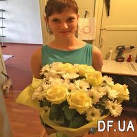 Bouquet of white roses and chrysanthemums