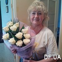 Vertical bouquet of 11 white roses