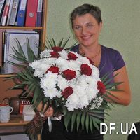 Classic bouquet of roses and chrysanthemums