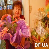 Gift basket and bouquet of gerberas