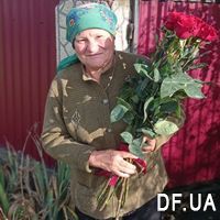 Red roses on a long leg - Photo 4