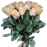 25 cream-colored roses