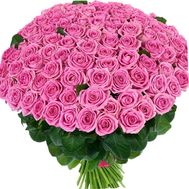 A chic bouquet of pink roses