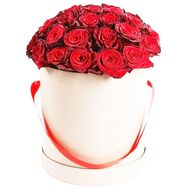 25 roses in a hat box