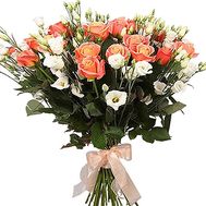 Bouquet of roses and eustoma
