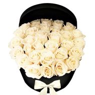 Composition of roses in a round box