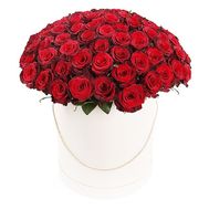 Chic roses in a hat box