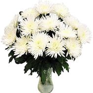 Large chrysanthemums in bouquet