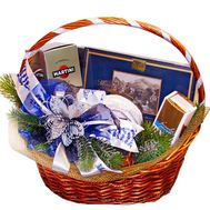 Новогодняя корзина со сладостями и шампанским