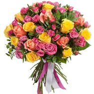 Bouquet of large and small roses