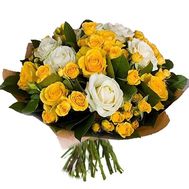 Bouquet of bush roses and regular roses