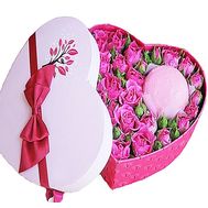 Box of bush roses and macaroons
