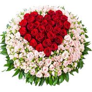 Original bouquet of large roses and bush roses