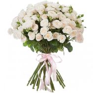 Bouquet of cream spray roses