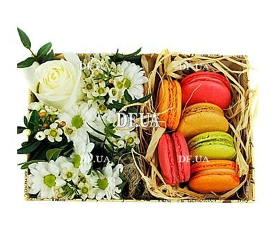 Коробка с цветами и сладостями купить