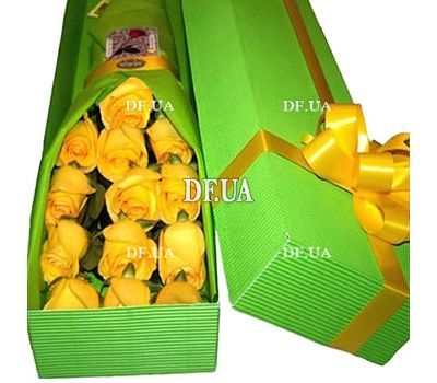 Gift yellow roses in a box