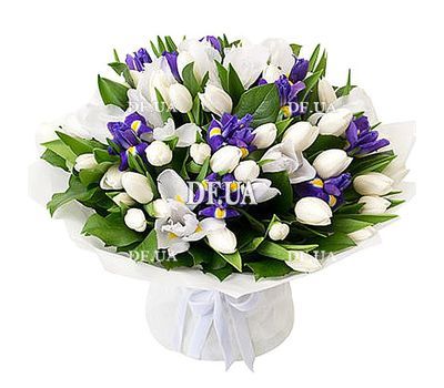 Bouquet of white and blue flowers