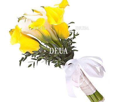 Bouquet of yellow and white callas