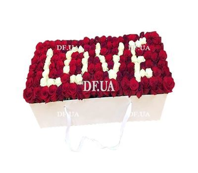 Квіткові букви LOVE трояндами
