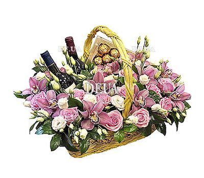 Кошик квітів, цукерок і вина