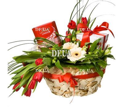 Кошик з квітами і цукерками