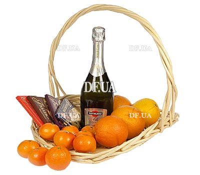 Кошик з фруктами, шампанським і шоколадом