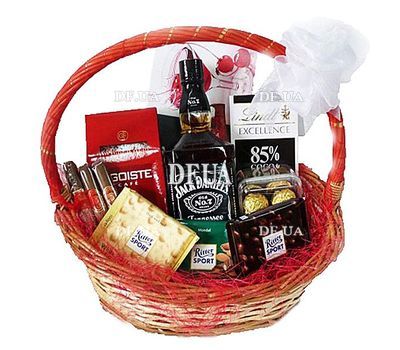 Gift basket for a man with whiskey