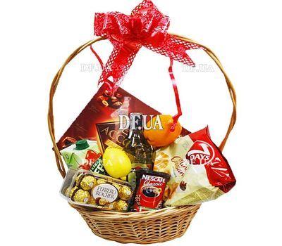 Подарочная корзина с соком и конфетами