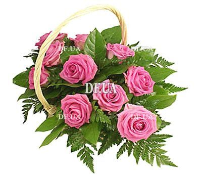 Bouquet of roses in a basket