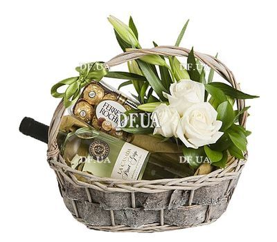 Цветы и вино в корзине