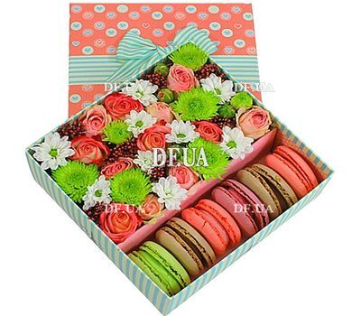 Коробка с цветами и макаронами