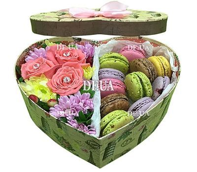Коробочка с цветами и сладостями