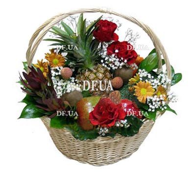Корзина с цветами и фруктами