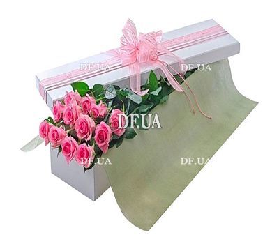 Розовые розы в длинной коробке