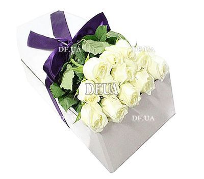 Белые розы в длинной коробке