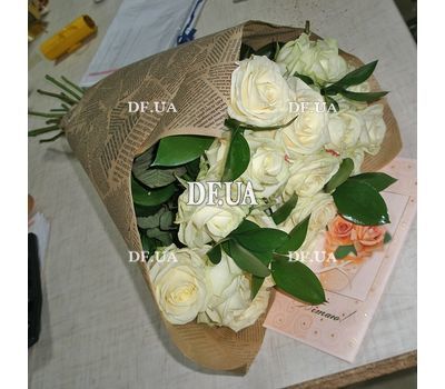 Bouquet of flowers of white roses - view 2