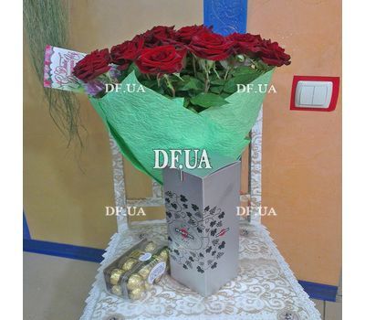 Bouquet of red roses - view 3