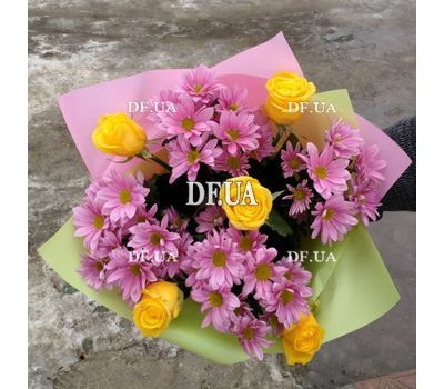 Bouquet of fresh flowers - view 2